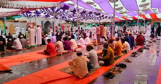 বৃষ্টিতে সাতক্ষীরায় ঈদগাহে হয়নি প্রধান জামাত, মসজিদে অনুষ্ঠিত